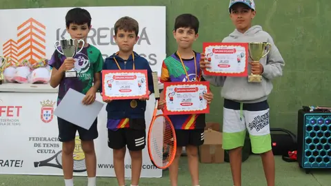 Cuatro de nuestras j&oacute;venes raquetas posan con sus trofeos/ Foto: Cedida