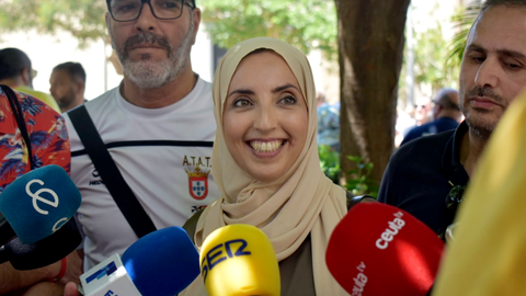 Fatima Hamed atendiendo a los medios / Rafa B&aacute;ez
