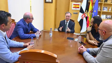 Juan Vivas, junto a Francisco Mercado y varios miembros de su equipo, adem&aacute;s del consejero Rontom&eacute;/ Cedida