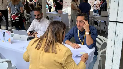 Ofertantes y demandantes de empleo se han dado cita en la Plaza de los Reyes / Dani Hern&aacute;ndez
