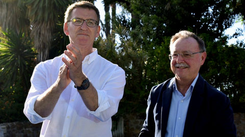 Alberto N&uacute;&ntilde;ez Feij&oacute;o y Juan Vivas en uno de los actos de la &uacute;ltima campa&ntilde;a electoral en Ceuta / Rafa B&aacute;ez