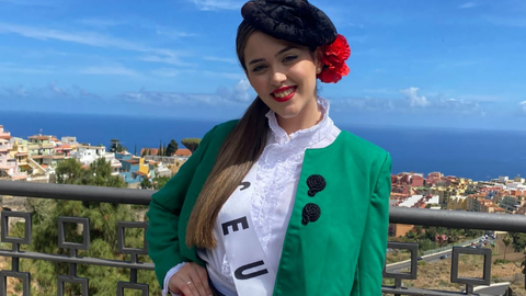 Yaiza Rivero luc&iacute;a este jueves el traje regional