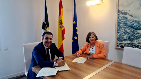 Firma del convenio entre el consejero de Educaci&oacute;n y la presidenta del Colegio de Psic&oacute;logos / Ciudad Aut&oacute;noma de Ceuta