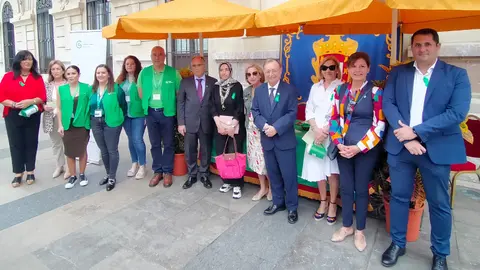 Autoridades y voluntarios de la AECC, en las puertas del Palacio Auton&oacute;mico/ Juanjo Coronado