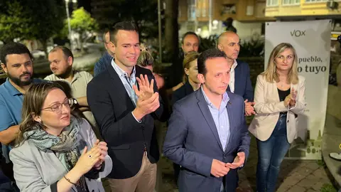 Vox durante la pegada de carteles del inicio de campa&ntilde;a /Archivo