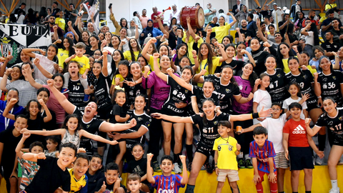 Ceuta 
vibra















Ceuta vibra con la victoria del Balonmano Estudiantes. Foto: Rafa B&aacute;ez