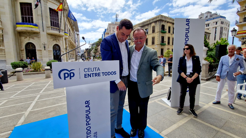 Juan Vivas y Juanma Moreno al finalizar  un acto de campa&ntilde;a / Archivo