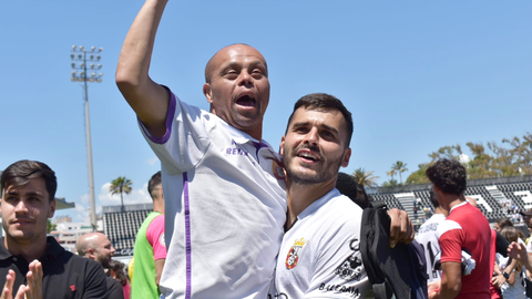 Capa junto a Karim, uno de los aficionados m&aacute;s querido por la plantilla de la AD Ceuta FC