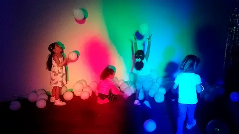 'Pintar con luz' en el Revell&iacute;n / C&eacute;sar Mart&iacute;n
