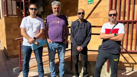 Los miembros de CGT, a las puertas del Juzgado / Foto: Dani Hern&aacute;ndez