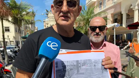  Garc&iacute;a-Pardo mostrando en una fotograf&iacute;a como quedar&iacute;an esos aparcamientos para motos en la Marina. 