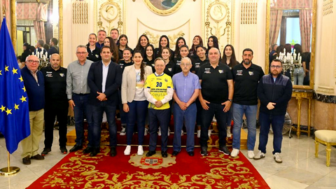 Vivas recibe al Balonmano Estudiantes tras el ascenso a Divisi&oacute;n de Honor Plata