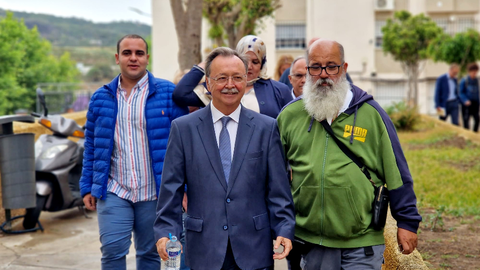 Juan Vivas durante su visita de este martes a la barriada de Los Rosales / Laura Ortiz