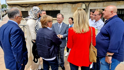 El candidato del PP junto a parte de su lista electoral este jueves / Laura Ortiz