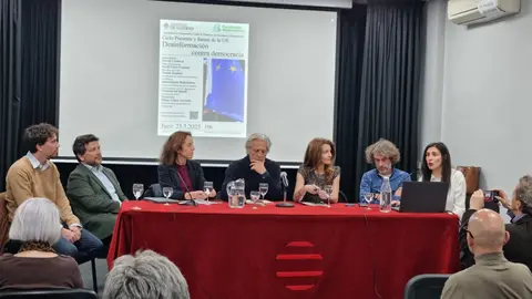 Liubba El Hadi, primera por la derecha, durante una conferencia/ Cedida