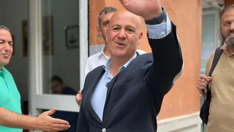  Guti&eacute;rrez saludando en Had&uacute; durante la entrevista./Daniel S&aacute;nchez 