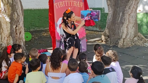Mariola Lesmes durante una de las jornadas de animaci&oacute;n a la lectura