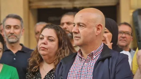  Guti&eacute;rrez respaldado por toda su candidatura a las puertas de RTVCE. 