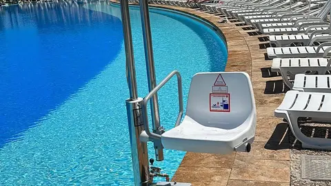 Nueva silla instalada en el Parque Mar&iacute;timo