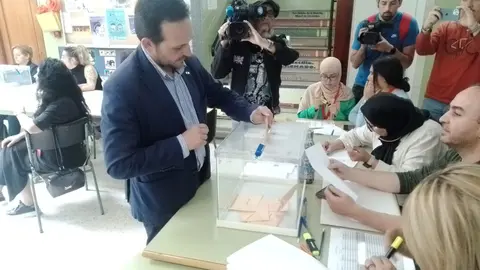Juan Sergio Redondo, l&iacute;der de VOX,  ejerce su derecho al voto en la jornada de ayer