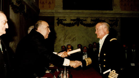 Eliseo Alvarez, vestido de almirante, recibe su diploma de ingreso en la RAE de manos de Fernando L&aacute;zaro-Carreter: Foto RAE