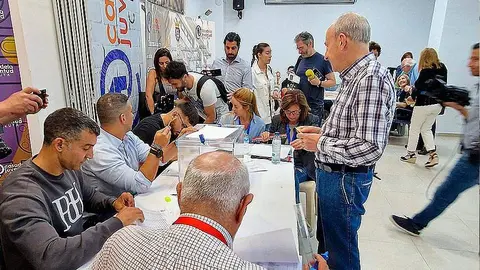 Un ciudadano ejerce su derecho al voto el pasado 28 de mayo / Archivo