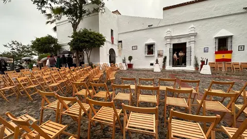 Los asientos, dispuestos para el concierto que la lluvia impidi&oacute; / Foto: Mohamed Ettouileb