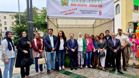 Stand de ALCER, en la plaza de los Reyes / Laura Ortiz
