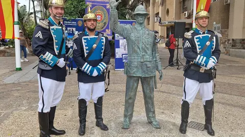 La reci&eacute;n inaugurada estatua de la Polic&iacute;a Local / Laura Ortiz