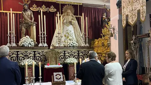Momento del tr&iacute;duo en la Casa de Hermandad de Teniente Pacheco/ Cedida