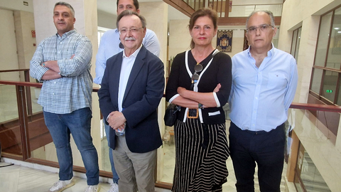 El presidente de la Ciudad en funciones, junto a parte de su equipo de Gobierno, en la tradicional comparecencia de San Antonio / Laura Ortiz