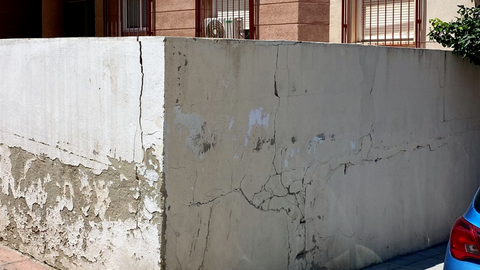 La Asociaci&oacute;n de Vecinos de Parques de Ceuta denuncia el mal estado de un muro de la barriada
