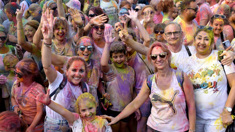 El Festival Holi ti&ntilde;e de color el auditorio de la Marina / Rafa B&aacute;ez