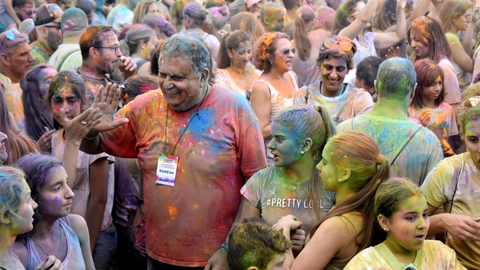 La explosi&oacute;n de colores del 'Holi festival' llena la Marina 