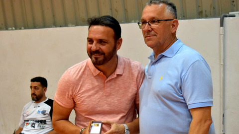 Ruiz, junto a Vilches, presidente de la federaci&oacute;n de Balonmano 