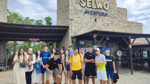 Alumnos del Severo Ochoa en el Selwo Aventure