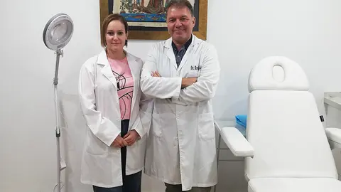 La delegada en Ceuta del Colegio Oficial de Logopedas de Andaluc&iacute;a, Wafa Abdelkrim, junto con Enrique Roviralta, presidente del Colegio de M&eacute;dicos de Ceuta
