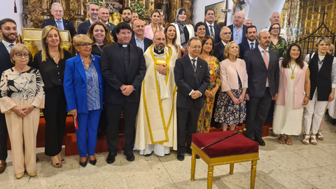 Foto de familia en el altar de Santa Mar&iacute;a de &Aacute;frica/ Rafa B&aacute;ez