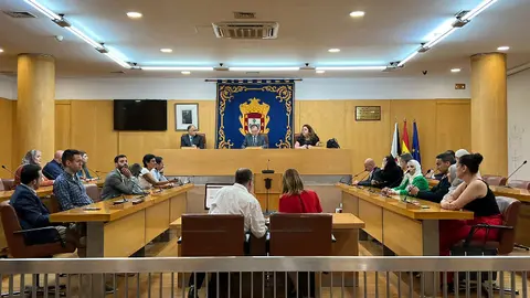 Imagen de la nueva corporaci&oacute;n, en el primer pleno/ Dani Hern&aacute;ndez