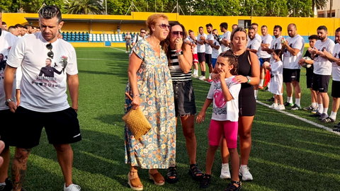 La familia de Dar&iacute;o, junto a Ram&oacute;n Caudevilla, uno de los organizadores del homenaje