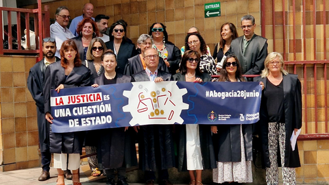Concentraci&oacute;n del Colegio de Abogados a las puertas del Palacio de Justicia / Laura Ortiz