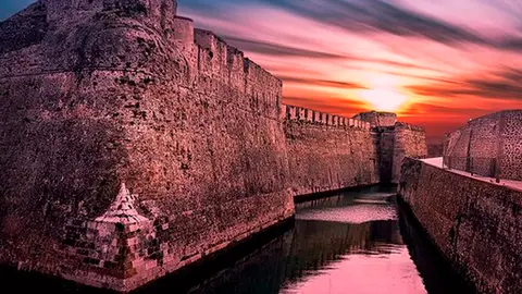 Puesta de sol en el Foso de San Felipe / Turismo de Espa&ntilde;a