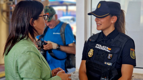 La secretaria de Interior del PP charla con una agente del CNP durante su visita a la frontera / Laura Ortiz