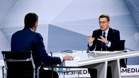 N&uacute;&ntilde;ez Feij&oacute;o frente a S&aacute;nchez en el cara a cara de este lunes / Foto: Atresmedia Comunicaci&oacute;n