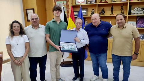 Vivas recibe al regatista caballa &Aacute;lvaro C&eacute;spedes