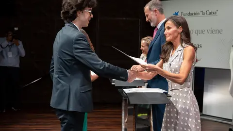 Jorge Catarecha Otero Saavedra recoge su beca de posgrado de Fundaci&oacute;n la Caixa de manos de la Reina