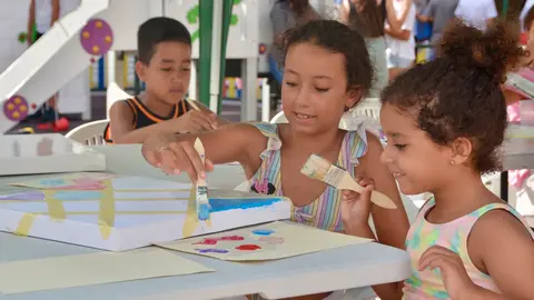  Dos ni&ntilde;as, durante un taller de pintura en la IV Escuela Abierta de Verano de Cruz Roja 