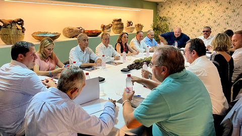 Los candidatos del PP y la n&uacute;mero dos del partido a nivel nacional se reun&iacute;an este martes con representantes del sector empresarial de la ciudad / Daniel Hern&aacute;ndez