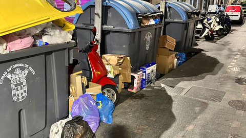 Contendores con basura depositada fuera de los mismos