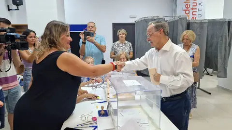 El presidente de la Ciudad, Juan Vivas, deposita su voto/ Foto: Rafa B&aacute;ez